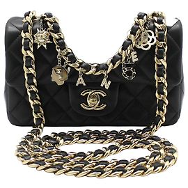 Chanel Bolsa crossbody de pele de cordeiro preta com decoração de corrente clássica dourada e mini charms Preto