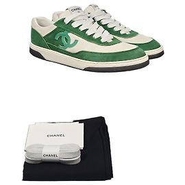 Chanel Baskets en daim vert avec logo CC Vert
