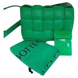 Bottega Veneta Bolsa de ombro e transversal Cassette em pele de cordeiro acolchoada Intrecciato Parakeet Verde