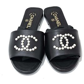 Chanel Sandali con perle e logo CC Nero