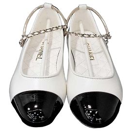 Chanel Sapatilhas clássicas de corrente planas Branco
