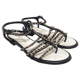 Chanel Sandali con logo CC e catena oro e nera Nero