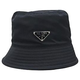 Prada Gorra bucket de nailon con logotipo triangular Negro