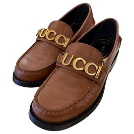 Gucci Mocassini da donna con logo metallico Marrone Marrone