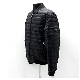 Prada Leichte gesteppte Herrenjacke mit Triangle-Logo Schwarz