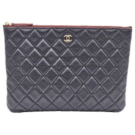 Chanel Clutch Classic New Medium em Caviar Preto e Ouro Preto