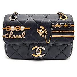 Bolsa de ombro com corrente e decoração charm Chanel Preto