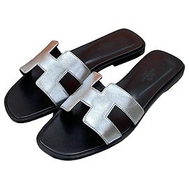 Hermès Sandali e ciabatte Oran da donna Argento Multicolore
