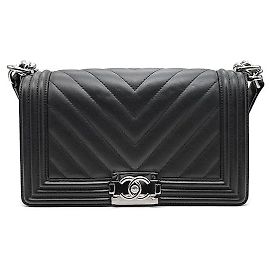 Chanel Boy Bag aus Lammleder mit Chevron-Muster Schwarz