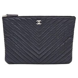 Chanel Clutch in Pelle Nera con Borchie e Chevron Nero