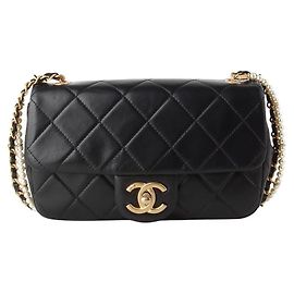 Chanel Mini bolsa de aba Classic em couro de vitelo e pérolas com corrente de pérolas Preto