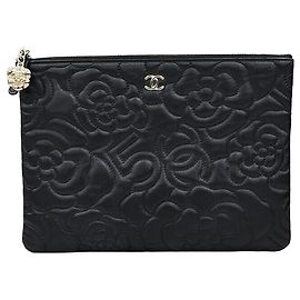 Chanel Camellia New Medium Clutch aus goldenem Lammleder Schwarz