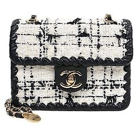 Chanel Bolsa de ombro com aba de tweed branco e preto e corrente Branco