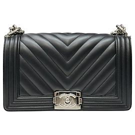 Chanel Boy Flap aus schwarzem Lammleder mit Chevron-Muster, Silberhardware Schwarz
