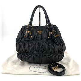 Prada Borsa a Spalla e Tote in Nappa Gauffre Nero