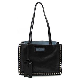 Prada Borsa a tracolla Etiquette in pelle di vitello nera con borchie argentate Nero