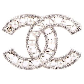 Chanel Broche CC Logo em pérolas e cristais Multicor