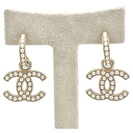 Chanel Logo Perlenohrringe Weiß