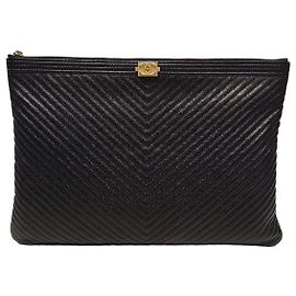 Chanel Clutch Boy Caviar Dourada com Padrão Chevron Large Series Preto