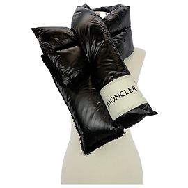 Moncler Gefütterter Schal aus Shearling Schwarz
