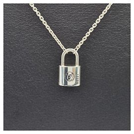 Louis Vuitton Silver Lockit Learn Halskette Silber