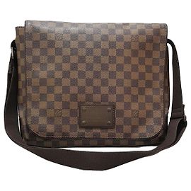Louis Vuitton Bolsa Transversal Brooklyn MM em Damier Ebène Marrom