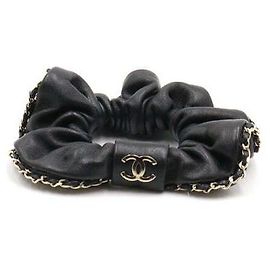 Chanel Tiara scrunchie de couro preto com corrente CC dourada Preto