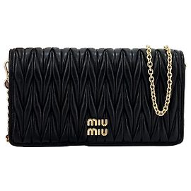 Miu Miu Bolsa tiracolo matelassê com corrente Preta Preto