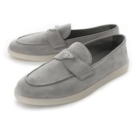 Prada Mocassin en daim avec logo triangle Marron