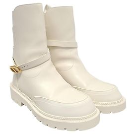 Dior Botas de cano de cano de bezerro branco com adornos dourados Branco