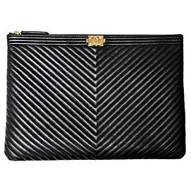 Chanel Chevron Boy Clutch aus Lammleder New Medium Schwarz