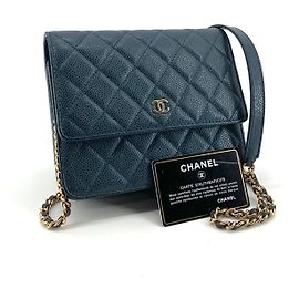 Chanel Mini bolsa transversal WOC em caviar dourado Azul