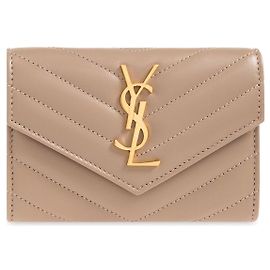 Saint Laurent Carteira pequena com aba Monogram em couro liso acolchoado Cinza empoeirado Marrom