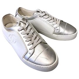 Chanel Sneakers metallizzate argento con logo CC da donna Argento