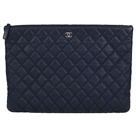 Chanel Große Clutch aus Caviar-Leder in Navy Blau