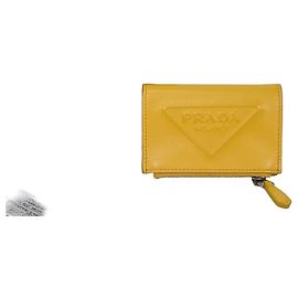 Prada Tarjetero de cuero Dorado