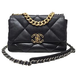 Chanel Bolsa de aba em pele de cordeiro preta Medium Interior Chip Preto