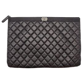 Chanel Clutch Boy Large Black Series Preto