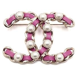 Chanel Broche CC para mujer con correa de cuero rosa adornada con perlas Rosa