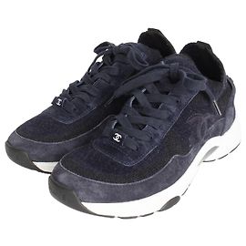 Chanel Baskets en maille et daim bleu marine Bleu