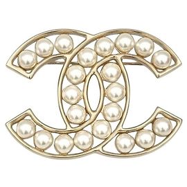 Chanel Broche Perle Logo Multicolore