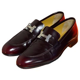 Hermès Mocasín Paris con hebilla plateada burdeos Roja