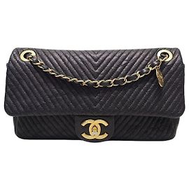 Chanel Bolsa de ombro com aba de corrente de medalha em chevron de pele de vitela preto e dourado Série Medium Preto