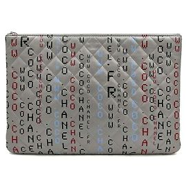 Chanel Typography Clutch aus Lammleder Braun