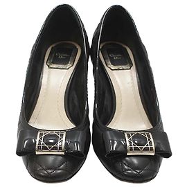 Dior Scarpins de couro com matelassê cannage e laço preto Preto
