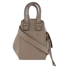 Loewe Bolsa Hammock compacta em pele de vitelo de grão macio Marrom