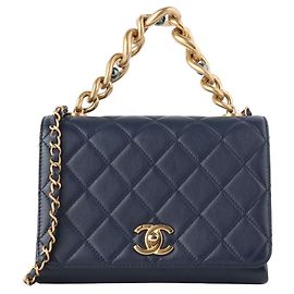 Chanel Bolsa de ombro com aba de fecho de rosca e tripla corrente de pérolas Azul