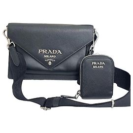 Prada Bolsa transversal envelope em Saffiano preto Preto
