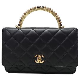 Chanel Mini borsa a tracolla in pelle di agnello con manico superiore e catena di perle nero Nero