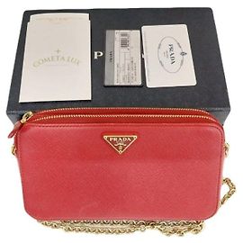 Prada Mini bolsa crossbody de Saffiano vermelha com corrente triangular dourada e duplo zíper Vermelho